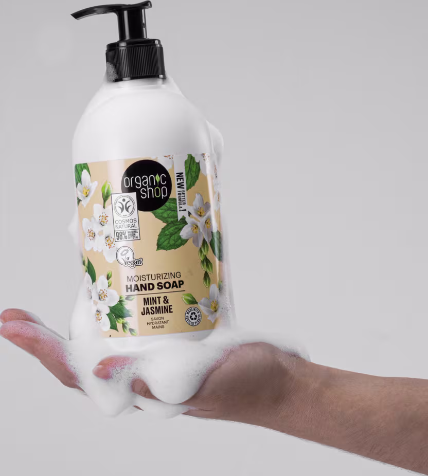 A imagem mostra uma mão ensaboada segurando o produto.