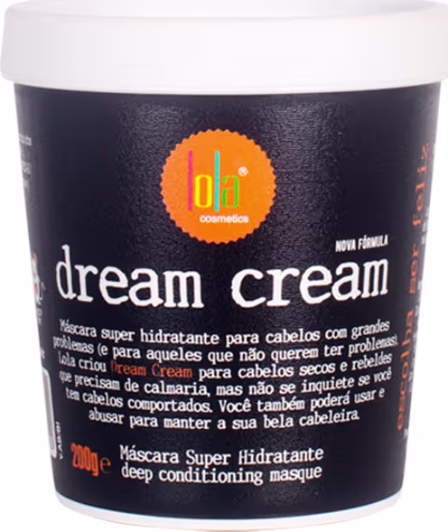 A imagem mostra o pote redondo da máscara Dream Cream de Lola, seu frasco é preto com rótulo na cor laranja e branca e tampa de encaixe na cor branca.
