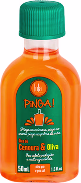 A imagem mostra o óleo capilar Pinga! Cenoura & Oliva. Seu frasco é pequeno e transparente contendo um líquido laranja. Seu rótulo e sua tampa são verdes.