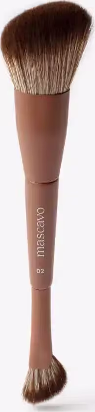 Pincel de maquiagem de cabo marrom com cerdas macias e escuras, com a marca "Mascavo" impressa no cabo. O pincel possui um formato cônico.