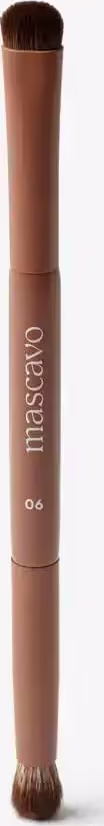 Pincel de maquiagem de cor marrom com cabo cilíndrico e ponta arredondada, com a marca "Mascavo" impressa no corpo do pincel.