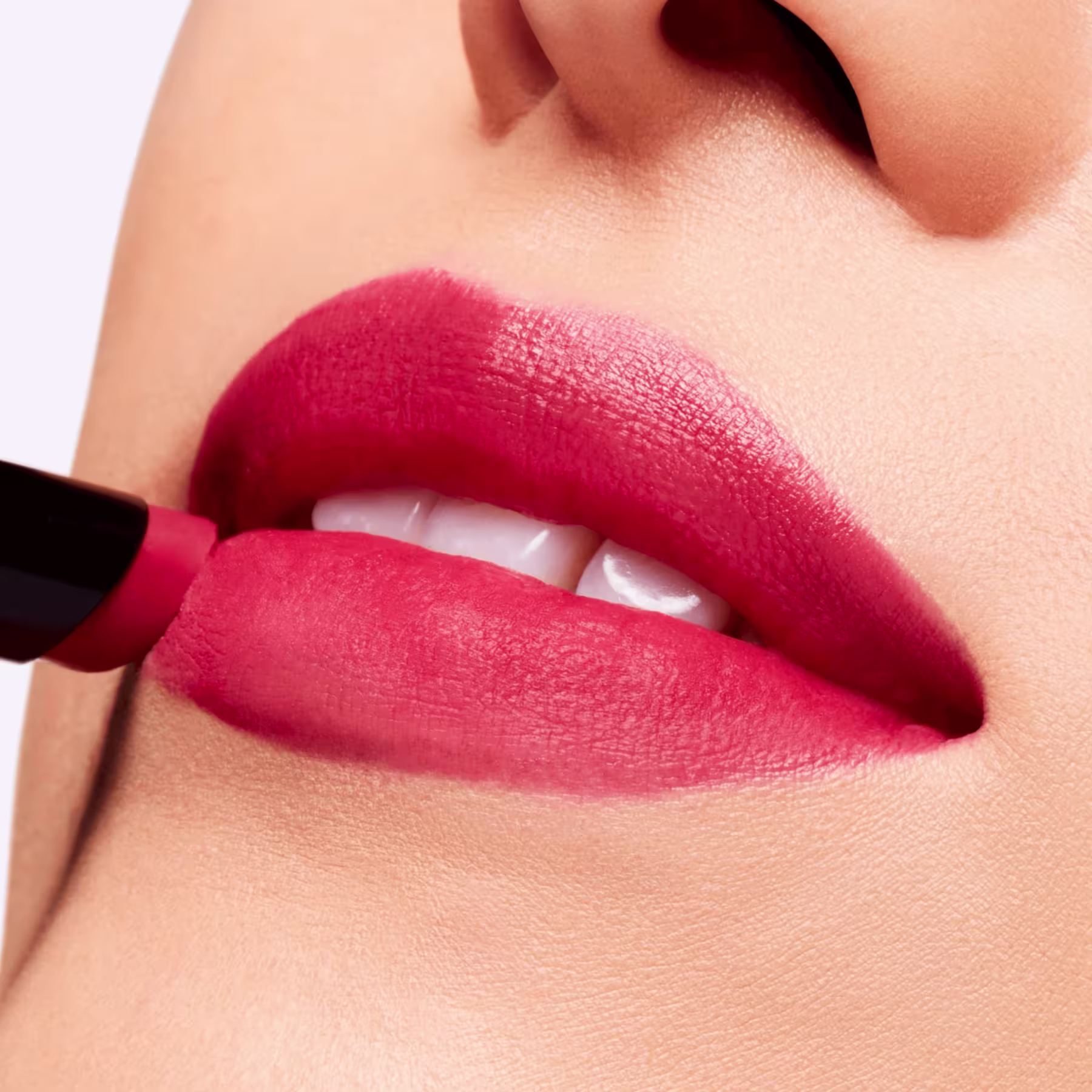 A imagem mostra a boca de uma mulher usando o batom.