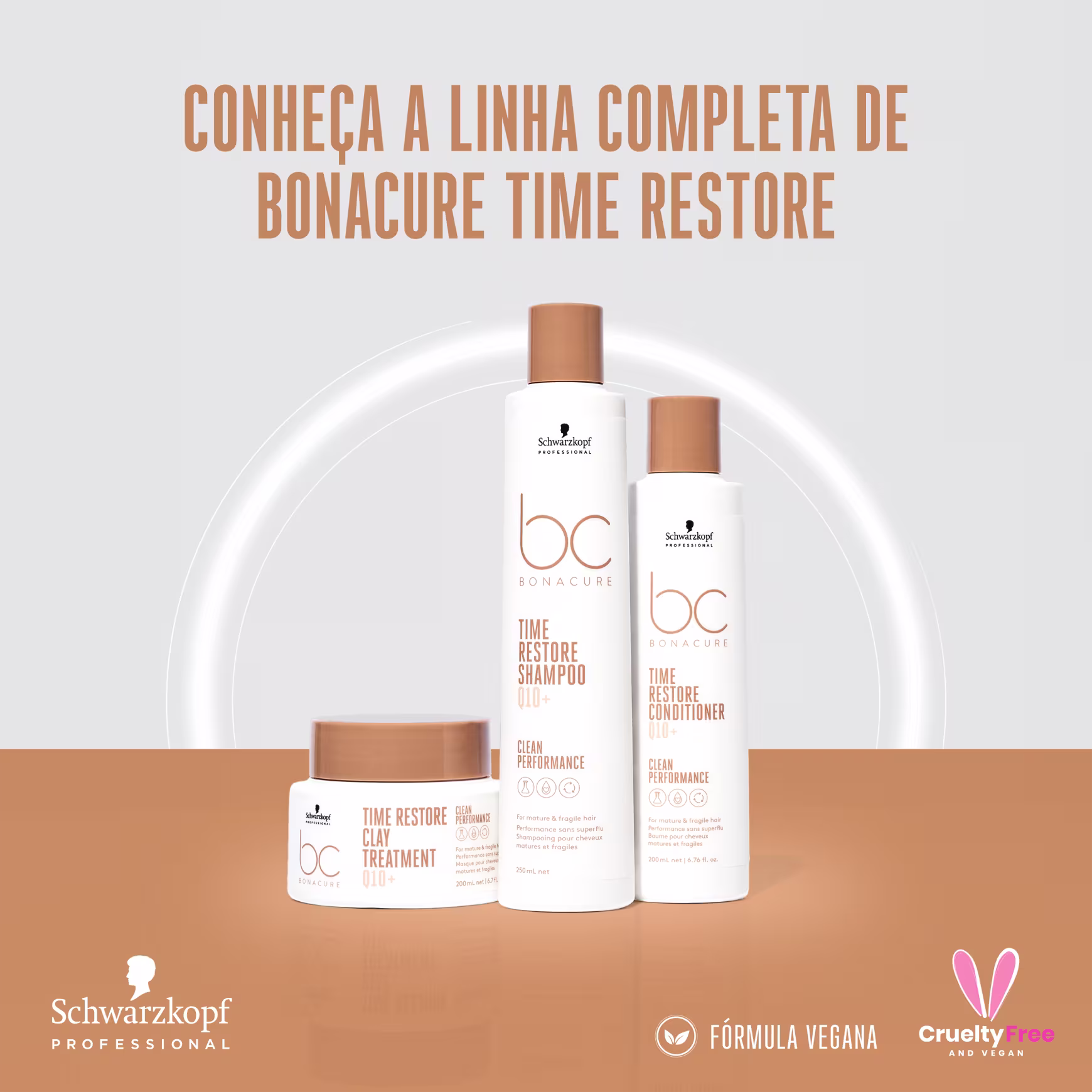 A imagem apresenta a linha de produtos, com shampoo, condicionador e máscara. Todos em embalagens brancas com detalhes marrom claro.
