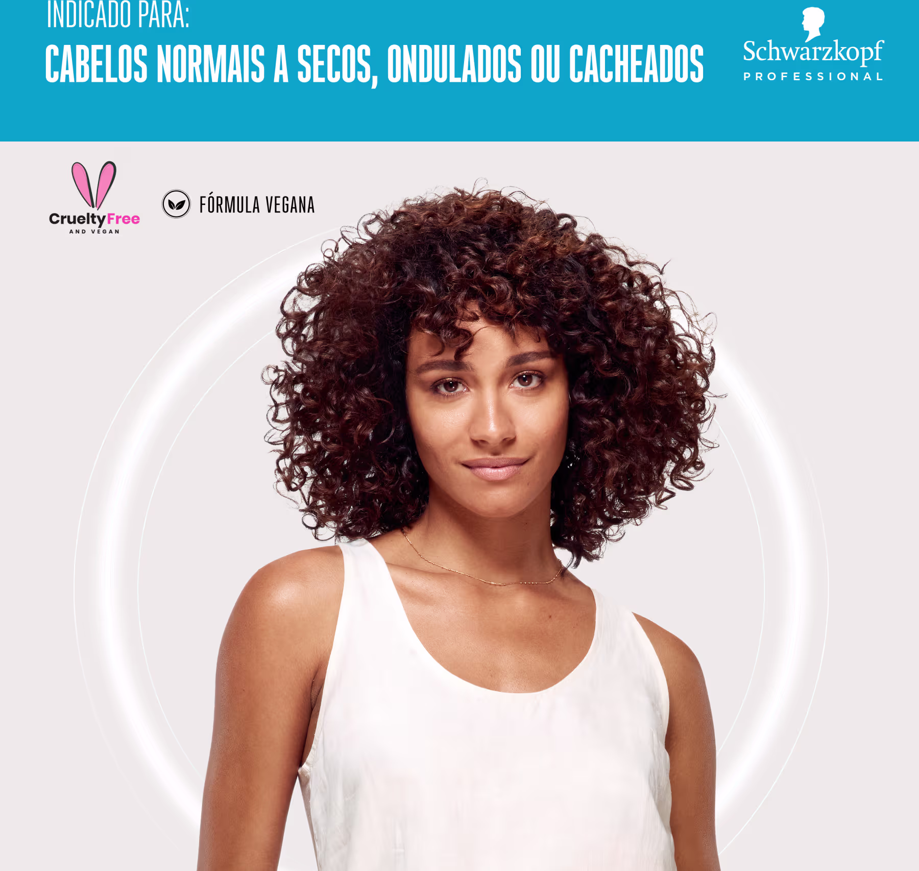O produto apresentado é um tratamento capilar para cabelos normais a secos, ondulados ou cacheados da marca Schwarzkopf Professional. A imagem mostra uma modelo com cabelos cacheados volumosos e vibrantes na cor castanha escura.