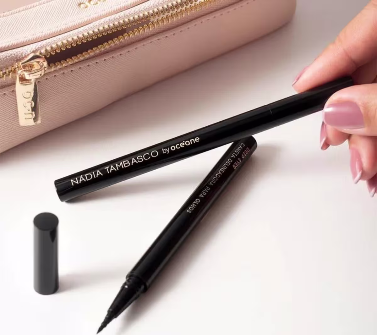 A imagem mostra uma mão segurando o produto fechado e o produto aberto numa superfície branca.