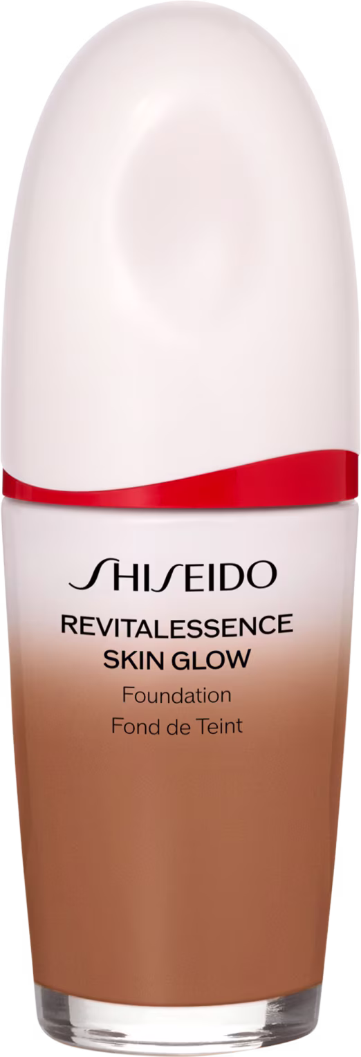 Base facial da marca Shiseido., Embalagem em forma de frasco plástico oval com uma faixa vermelha na parte superior. Rótulo indicando "Revitalessence Skin Glow Foundation" em letras pretas.
