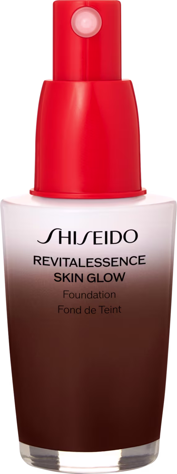 Base facial da marca Shiseido. Embalagem em forma de frasco plástico oval com uma faixa vermelha na parte superior. Na imagem, o produto está sem a tampa, mostrando o seu aplicador em formato de spray.