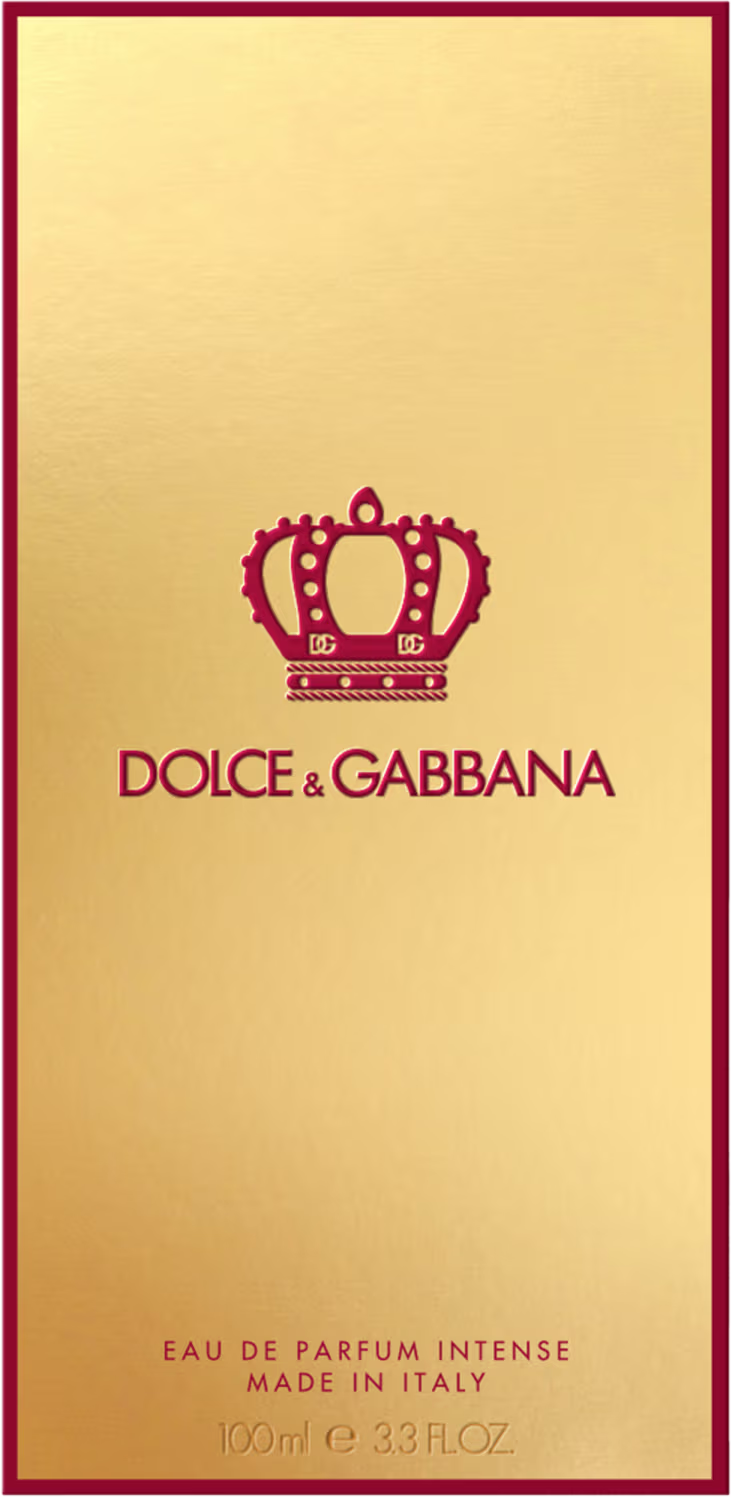 A imagem mostra a embalagem do perfume Q by Dolce&Gabbana Intense. É uma caixa retangular de cor dourada. No centro da caixa, há um rótulo vermelho com o desenho de uma coroa, nome da marca e , mais abaixo, a volumetria.