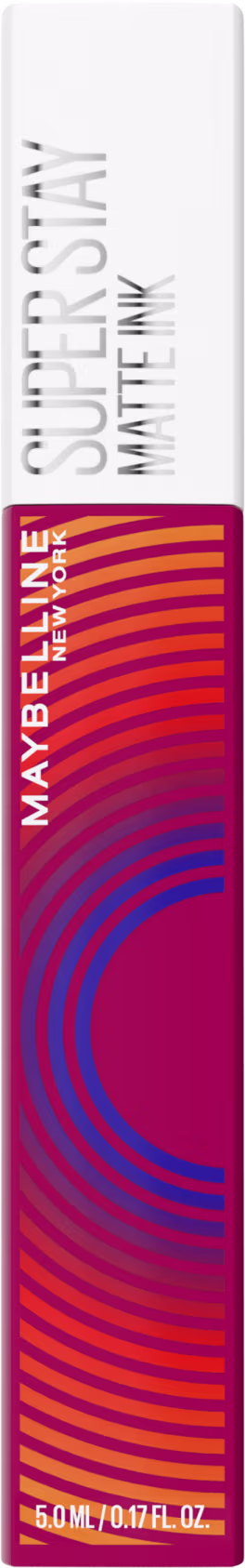 A imagem mostra o batom líquido matte da Maybelline, embalagem cilíndrica branca. Rótulo com fundo rosa e listras onduladas em tons de rosa, laranja e azul.