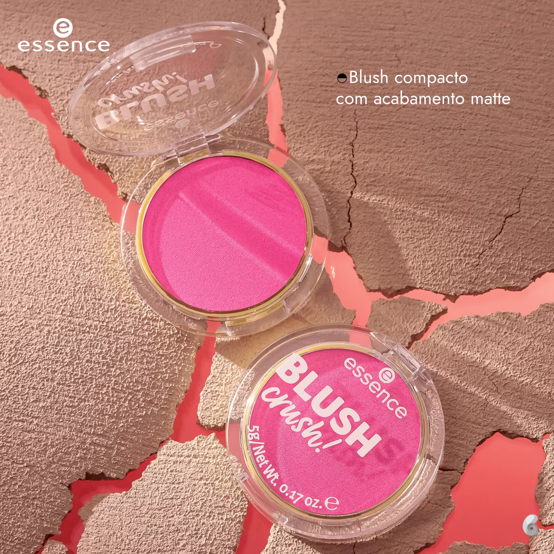 A imagem traz duas embalagens do blush, uma aberta outra fechada. Elas estão posicionadas sobre uma textura cinza com rachaduras e ao fundo revelando um tom rosa, criando um a sensação de impacto.
