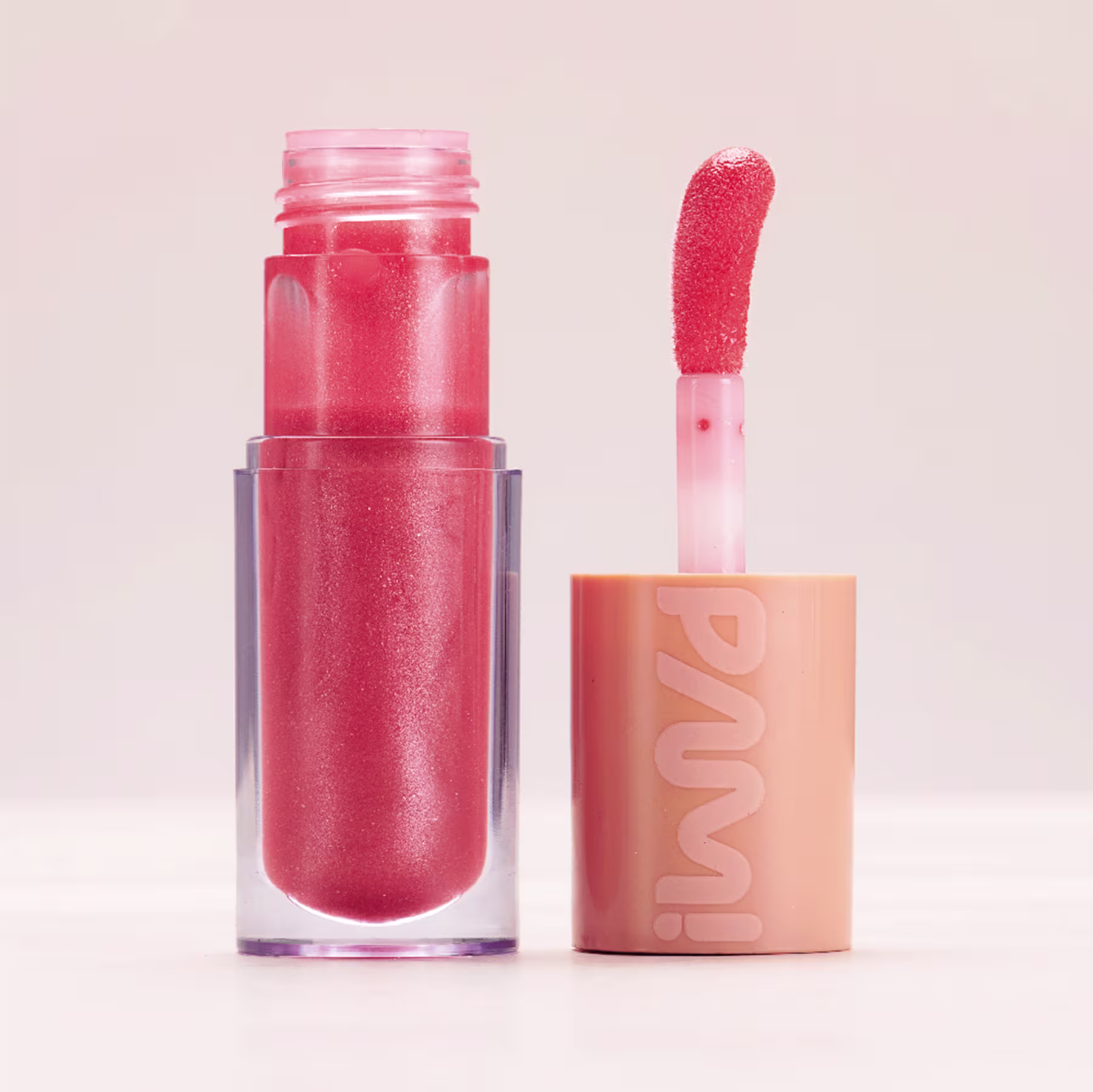 A imagem apresenta a embalagem do gloss de PAM! by Pamella com o aplicador ao seu lado.