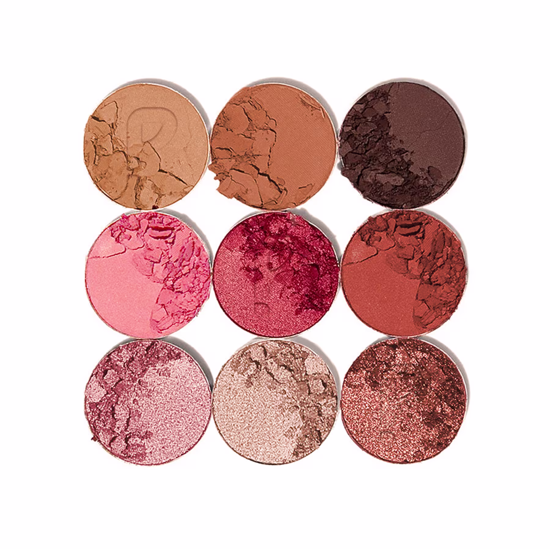 A imagem mostra os 9 tons da paleta multifuncional. Diferentes tons de marrom, rosa, vermelho e dourado. As cores variam desde tons matte aos cintilantes. Para criar diferentes make-ups variando de looks naturais a dramáticos e brilhantes.