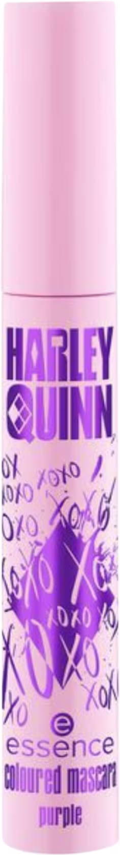 Mascara de cílios em embalagem cilíndrica rosa com o nome da marca e do produto em letras maiúsculas na cor roxa. Detalhes decorativos em forma de "xis" roxos estampados na parte inferior da embalagem.