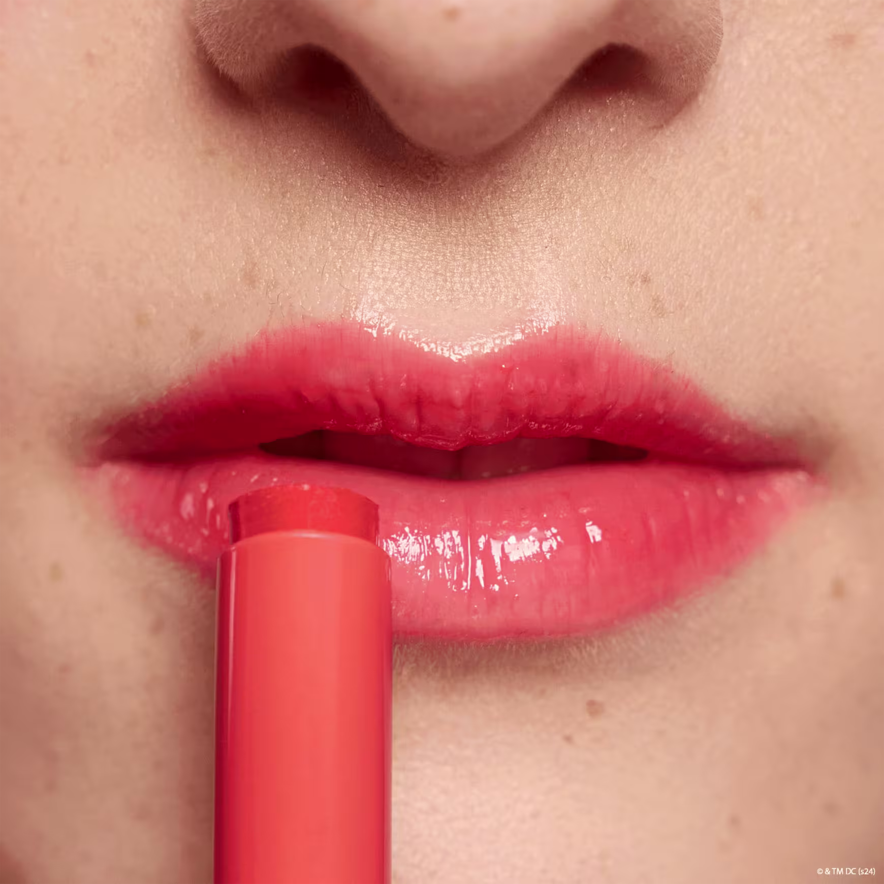 A imagem mostra como o batom fica na boca de uma pessoa de pele clara.