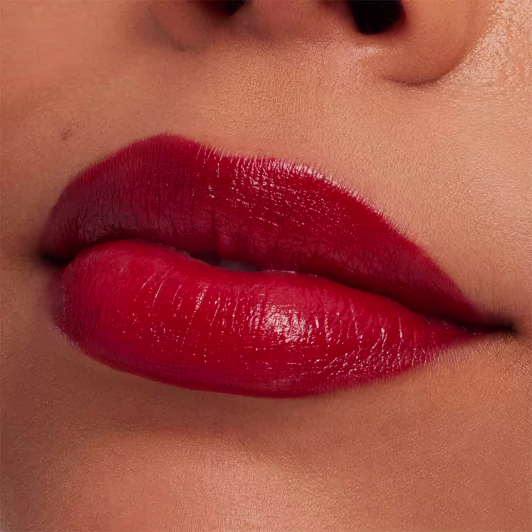 A imagem mostra a boca de uma mulher usando o batom.