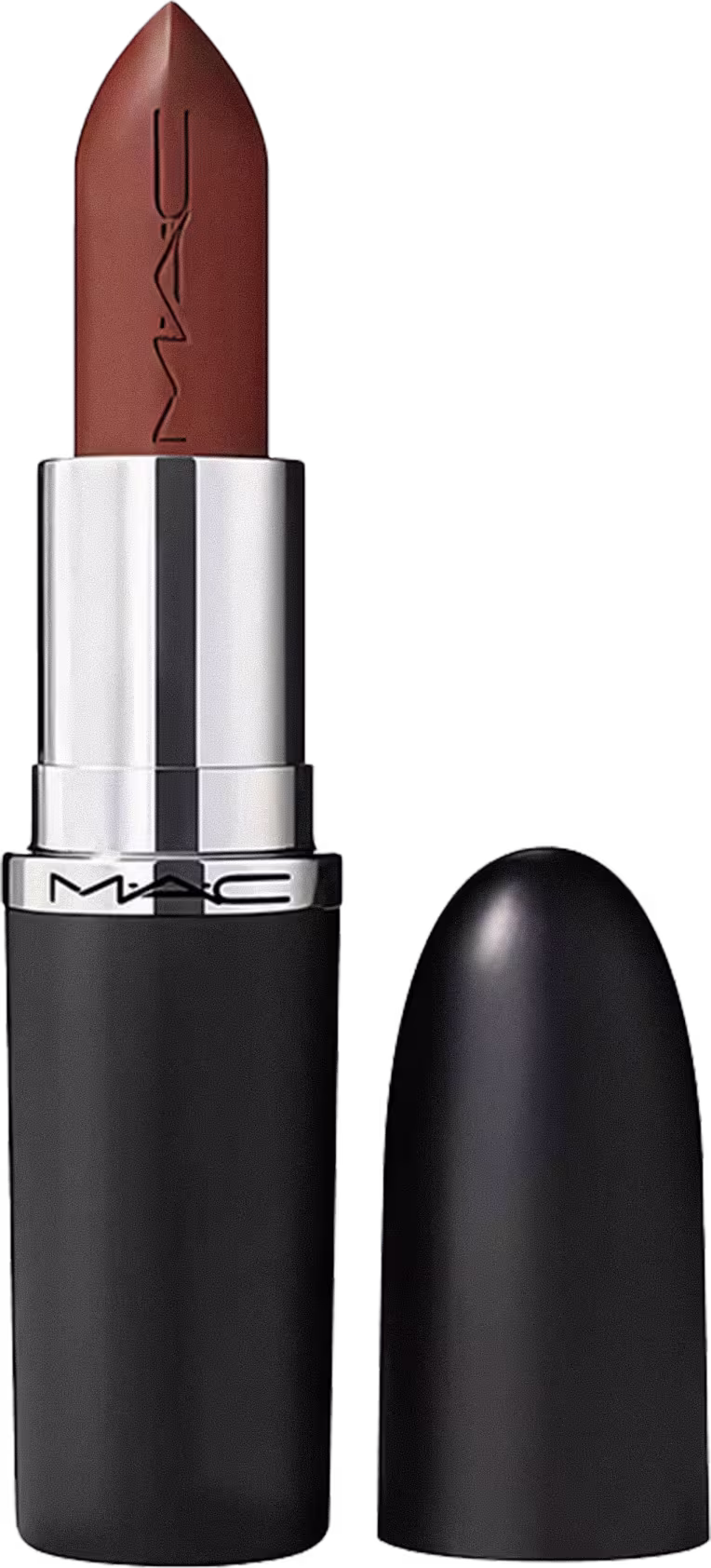 A imagem mostra um batom tipo bala, marrom, com a tampa ao lado. A embalagem é preta e prata com o logo da marca em preto.