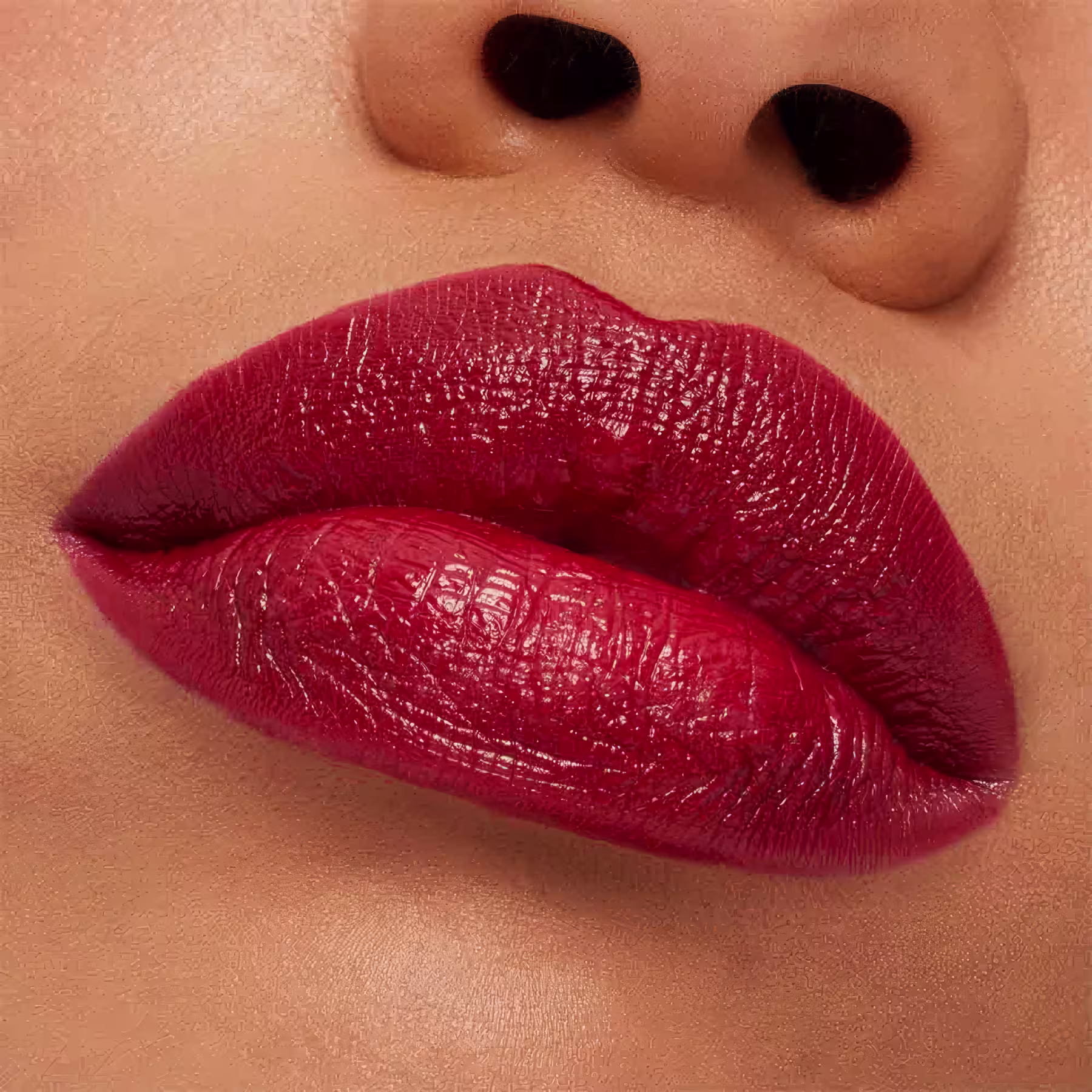 A imagem mostra a boca de uma mulher usando o batom.