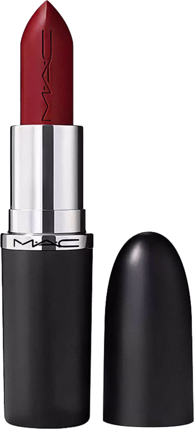 A imagem mostra um batom tipo bala, vermelho, com a tampa ao lado. A embalagem é preta e prata com o logo da marca em preto.