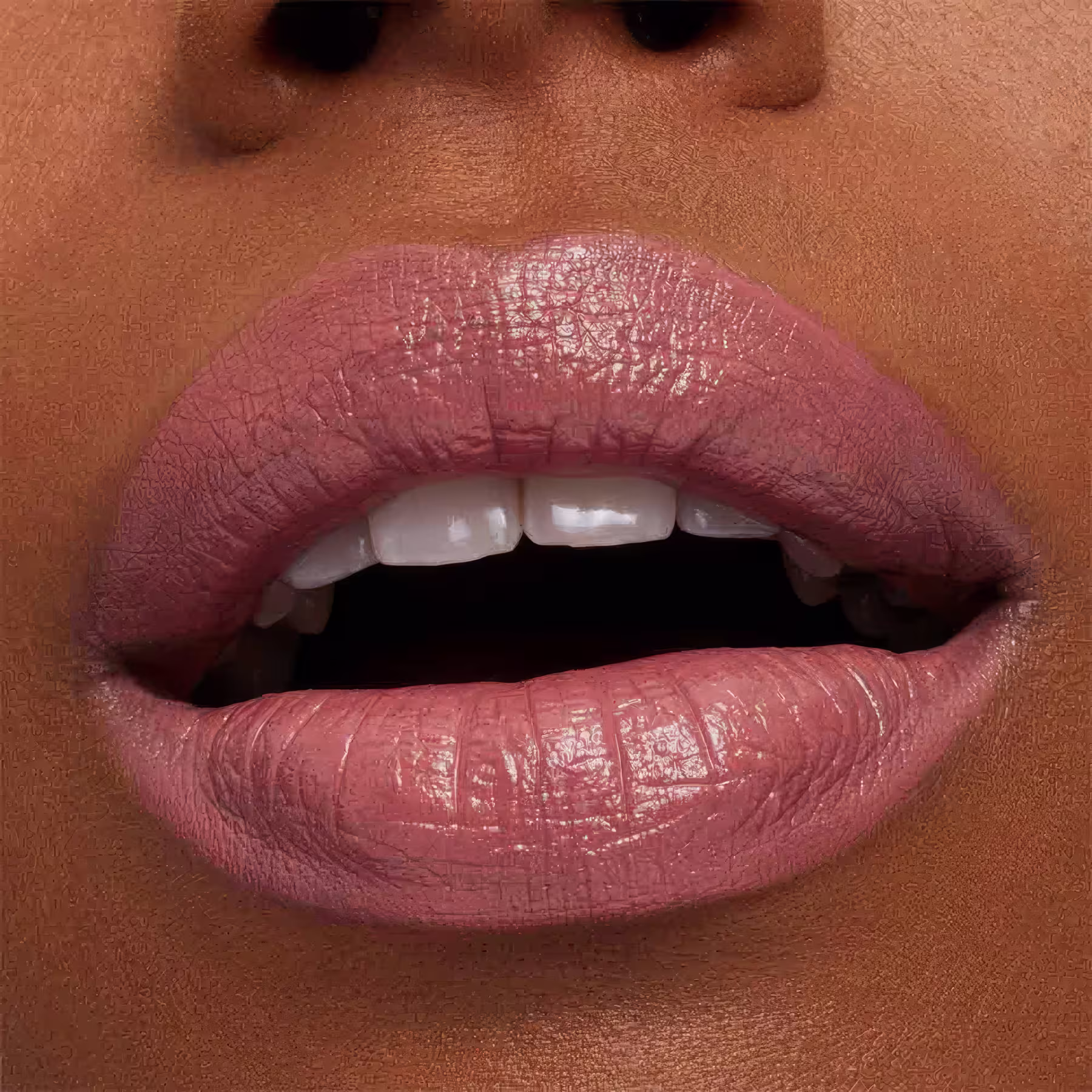 A imagem mostra a boca de uma mulher usando o batom.