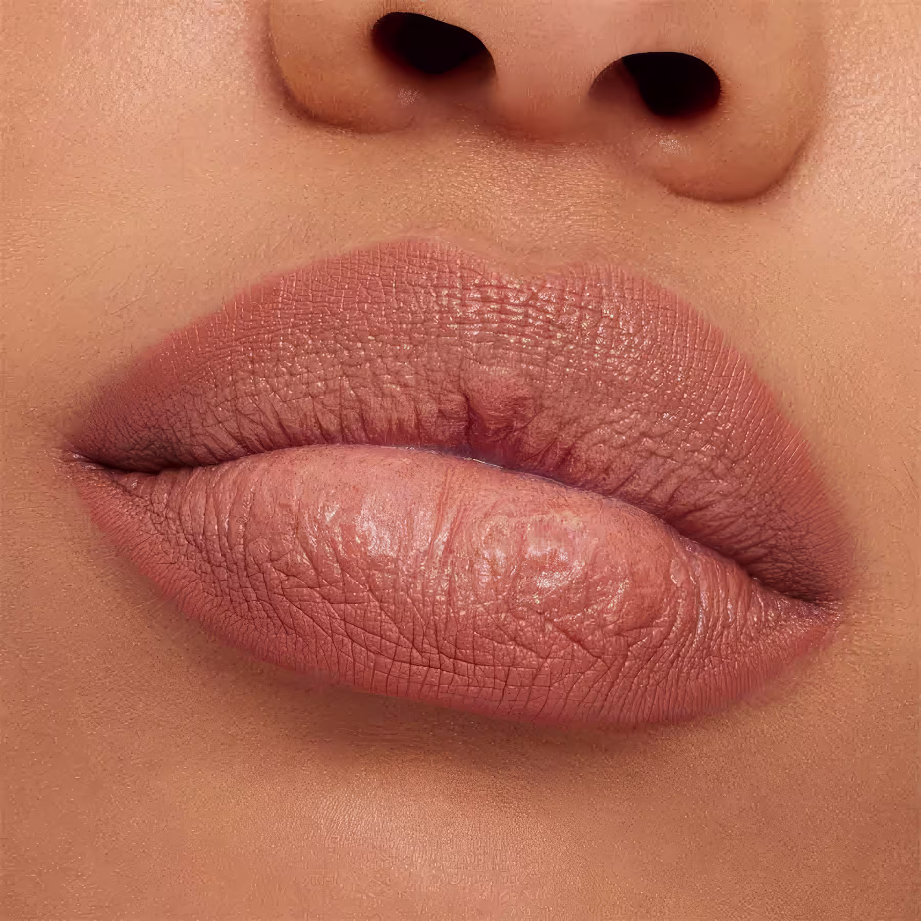 A imagem mostra a boca de uma mulher usando o lápis de boca.