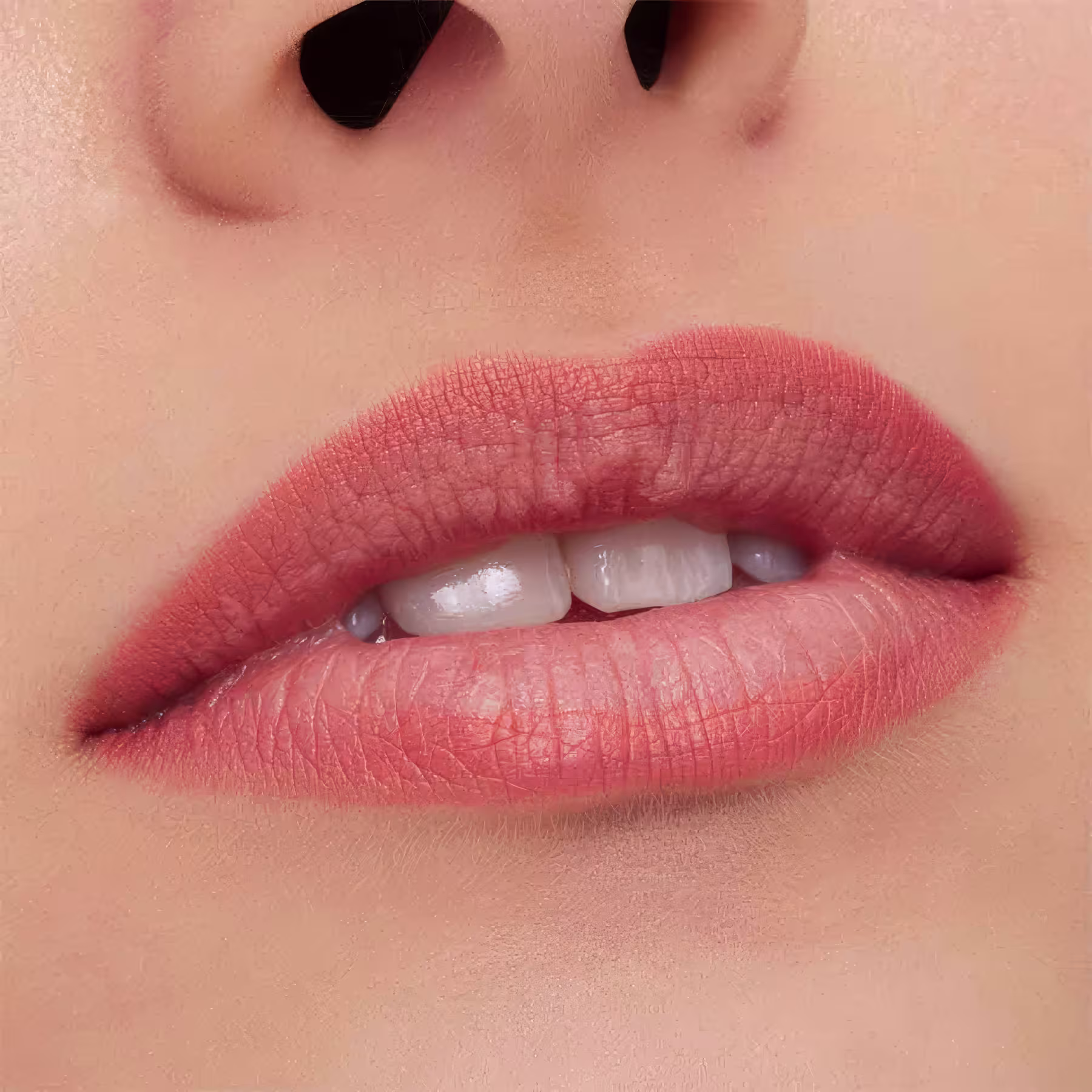 A imagem mostra a boca de uma mulher usando o lápis de boca.