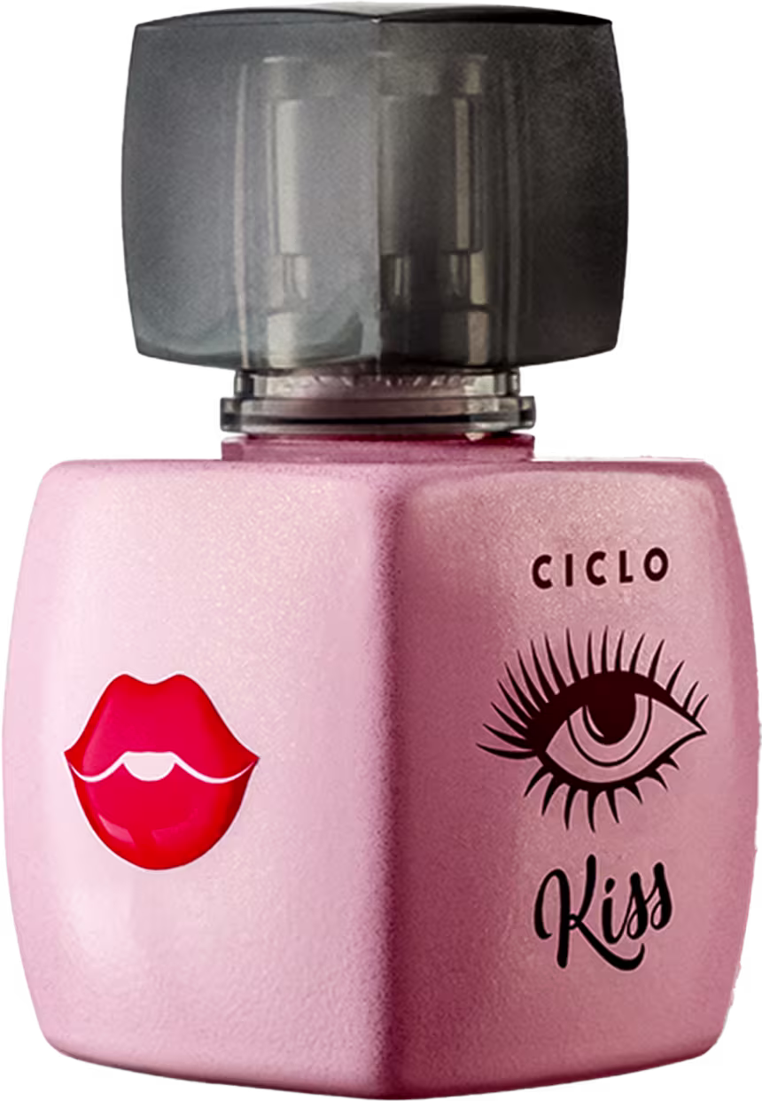 Perfume em frasco de vidro transparente com tampa preto. O frasco tem formato arredondado e está envolto por uma embalagem rosa com imagens de lábios vermelhos e um olho delineado.