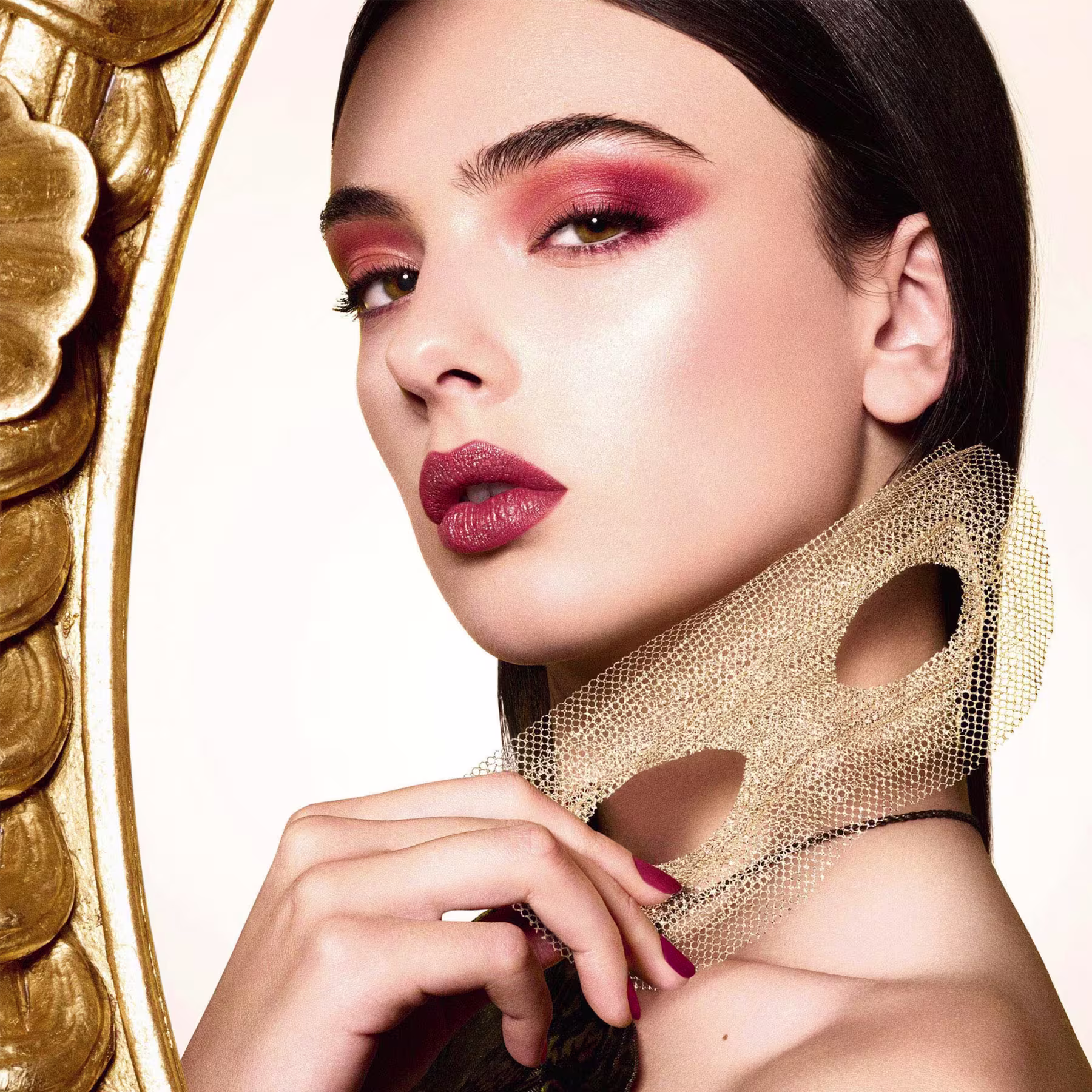 Modelo elegante e esguia com rosto bem maquiado e olhar austero.