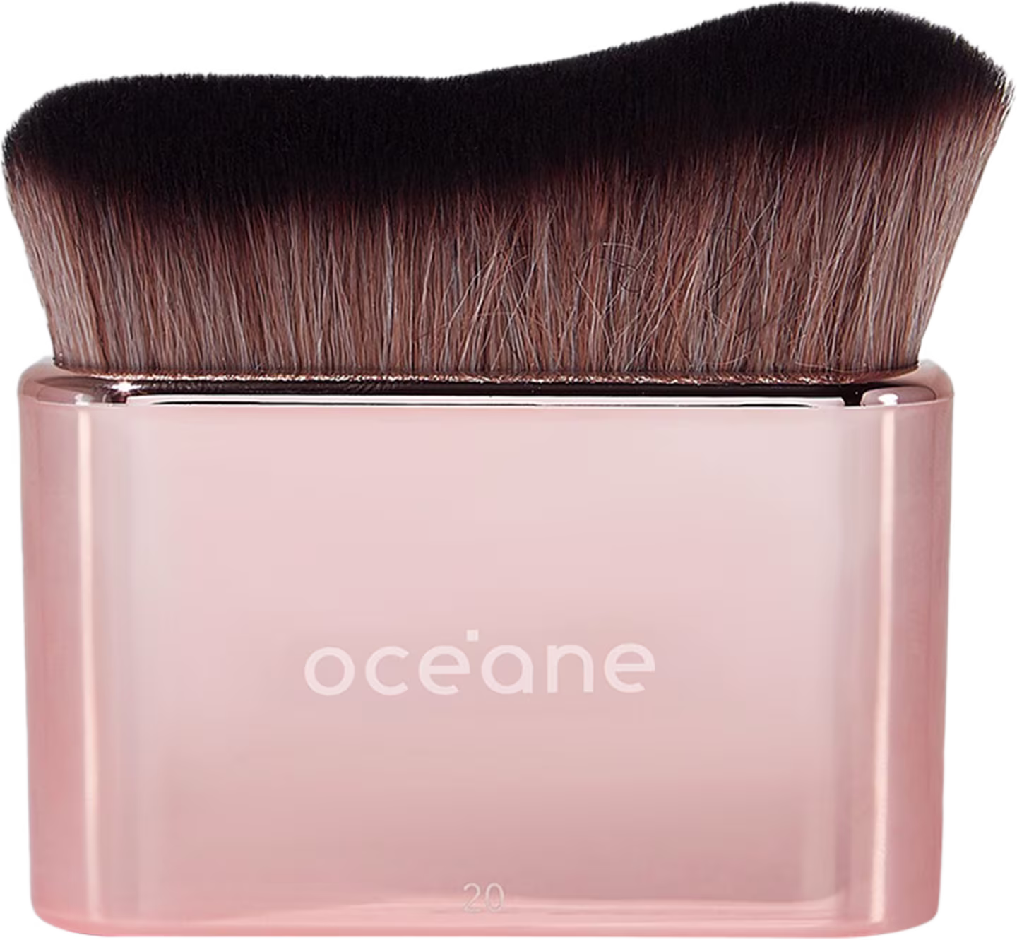 Pincel de maquiagem com cerdas macias e densas de cor castanha escura. Cabo transparente de plástico rosa claro com o nome "oceane" impresso em letras minúsculas brancas.
