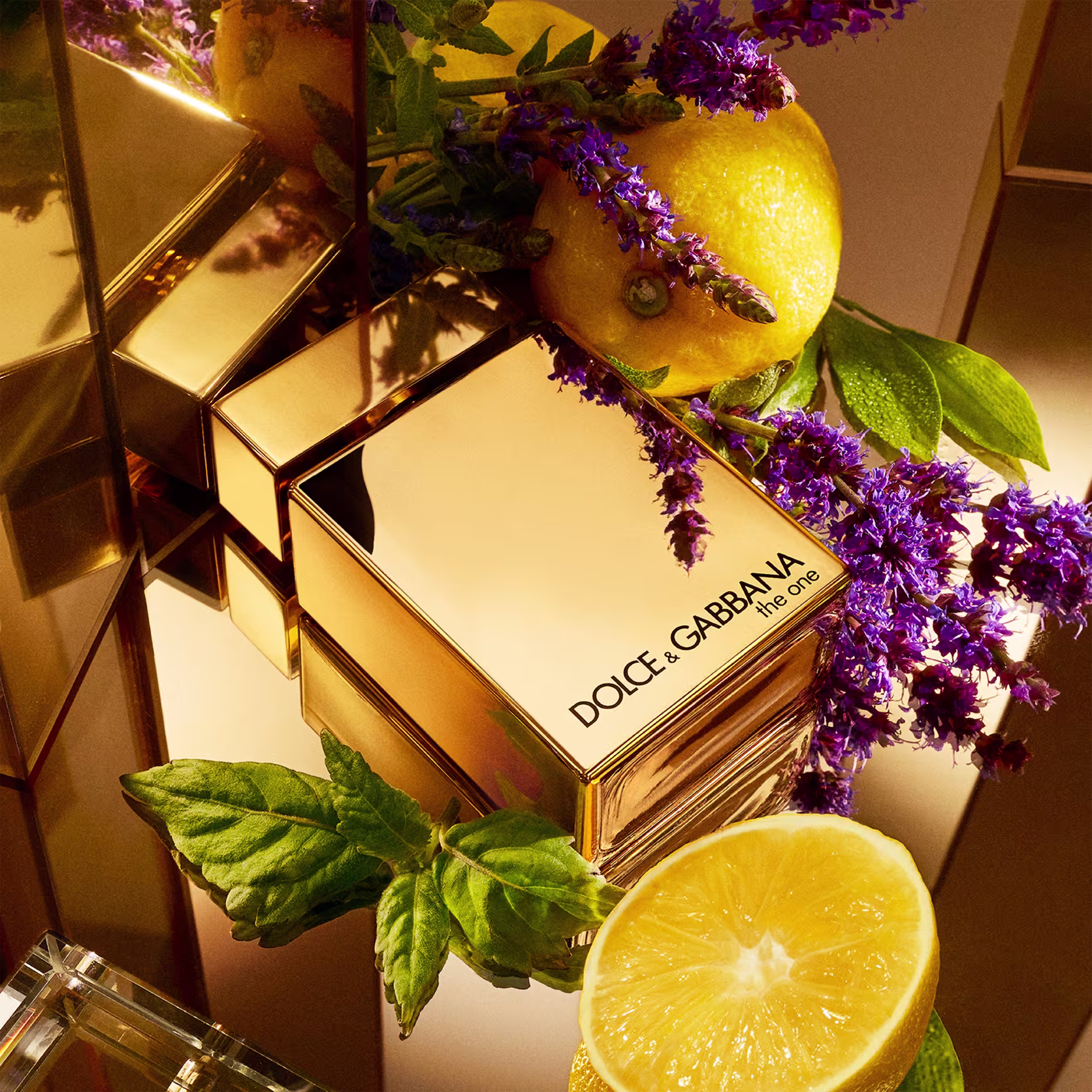 O produto apresentado na imagem é um frasco de perfume da marca Dolce & Gabbana, chamado "the one". O frasco é dourado e possui um design retangular com linhas simples e elegantes. Volumetria de 50ml.