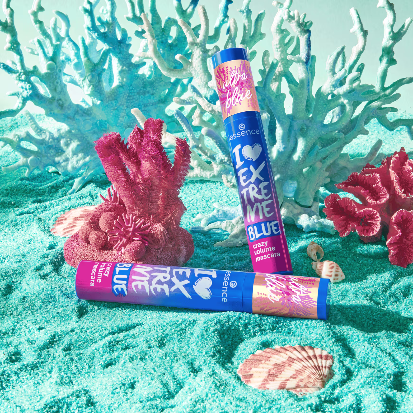 Imagem de duas embalagens da máscara de cílios em um cenário figurativo simulando o fundo do mar.