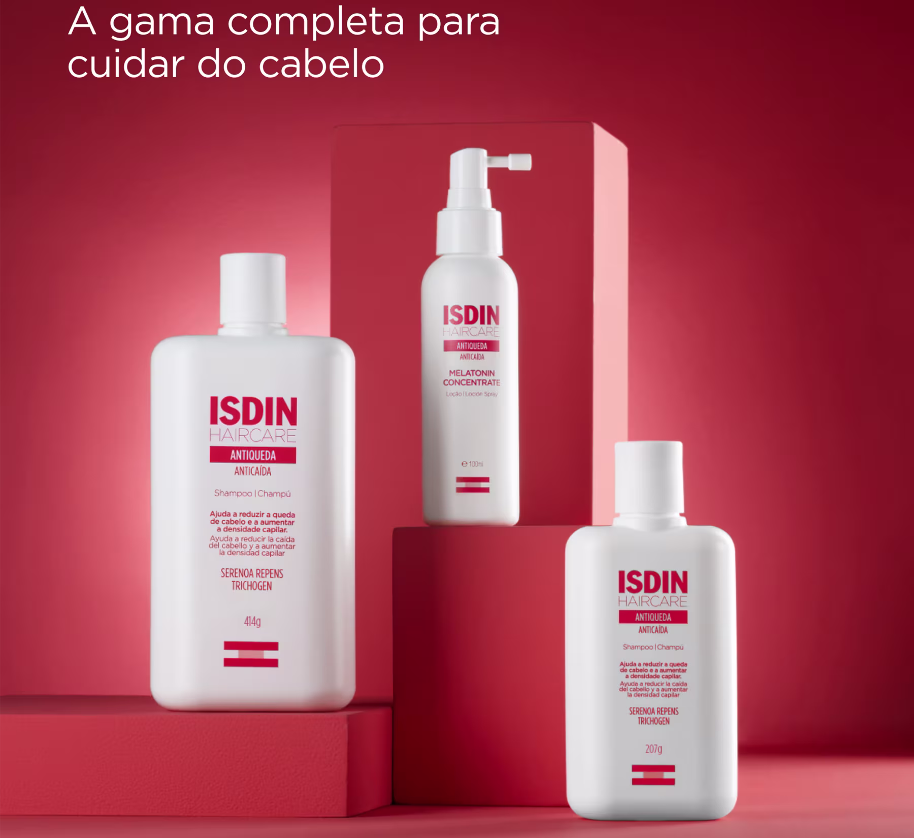 A imagem mostra três produtos da linha capilar ISDIN posicionados em plataformas vermelhas de diferentes alturas.