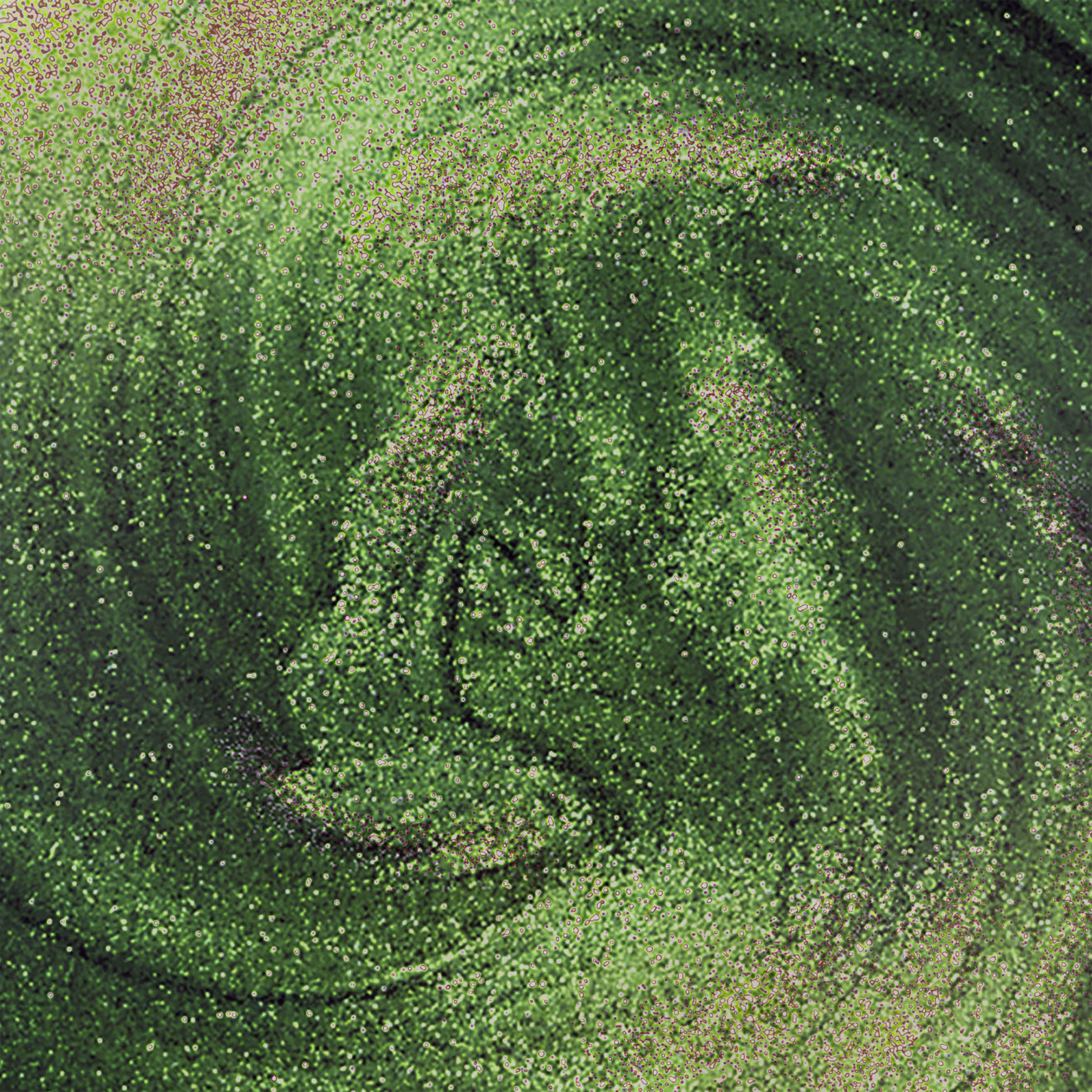 A imagem traz uma visão aproximada do líquido do esmalte. É possível ver sua cor cremosa e com nuances de um brilho perolado bonito.