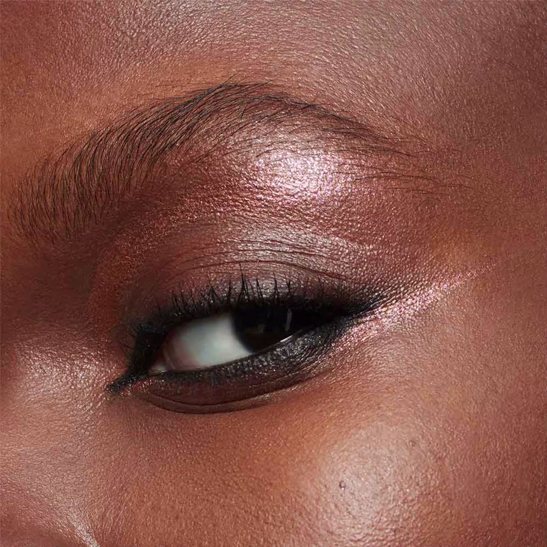 A imagem mostra o olho de uma mulher maquiada com a sombra.