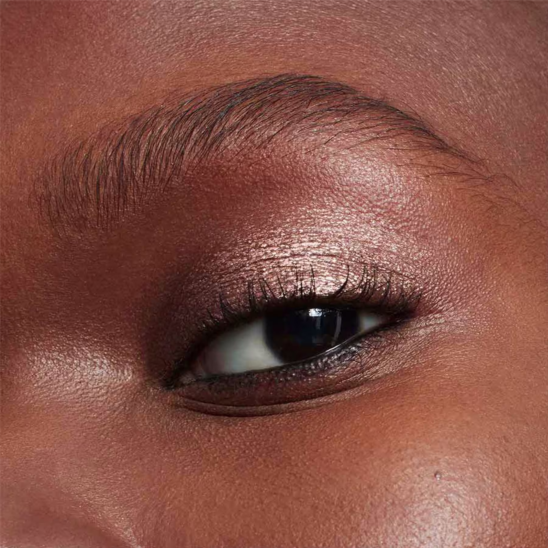 A imagem mostra o olho de uma mulher maquiada com a sombra.