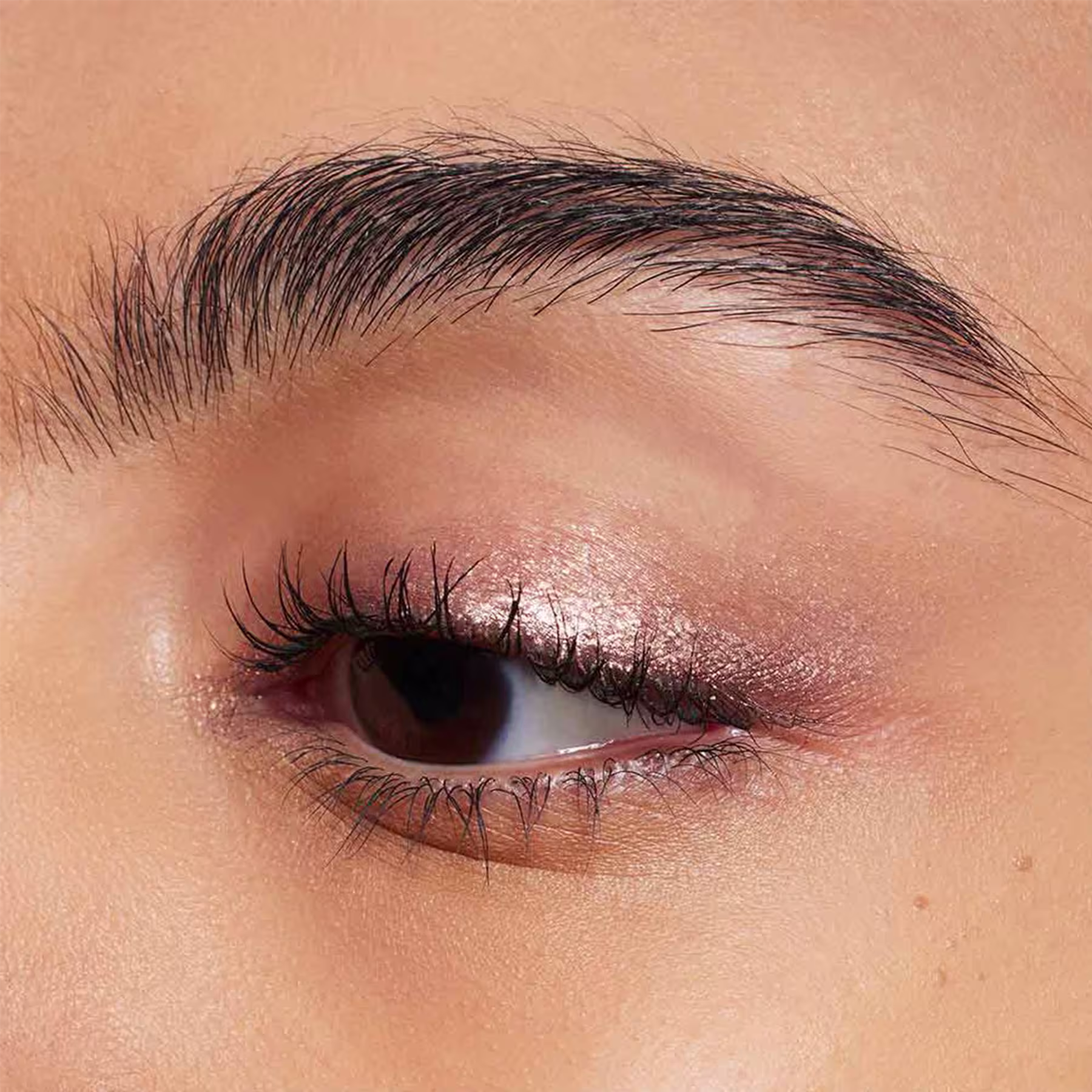 A imagem mostra o olho de uma mulher maquiada com a sombra.