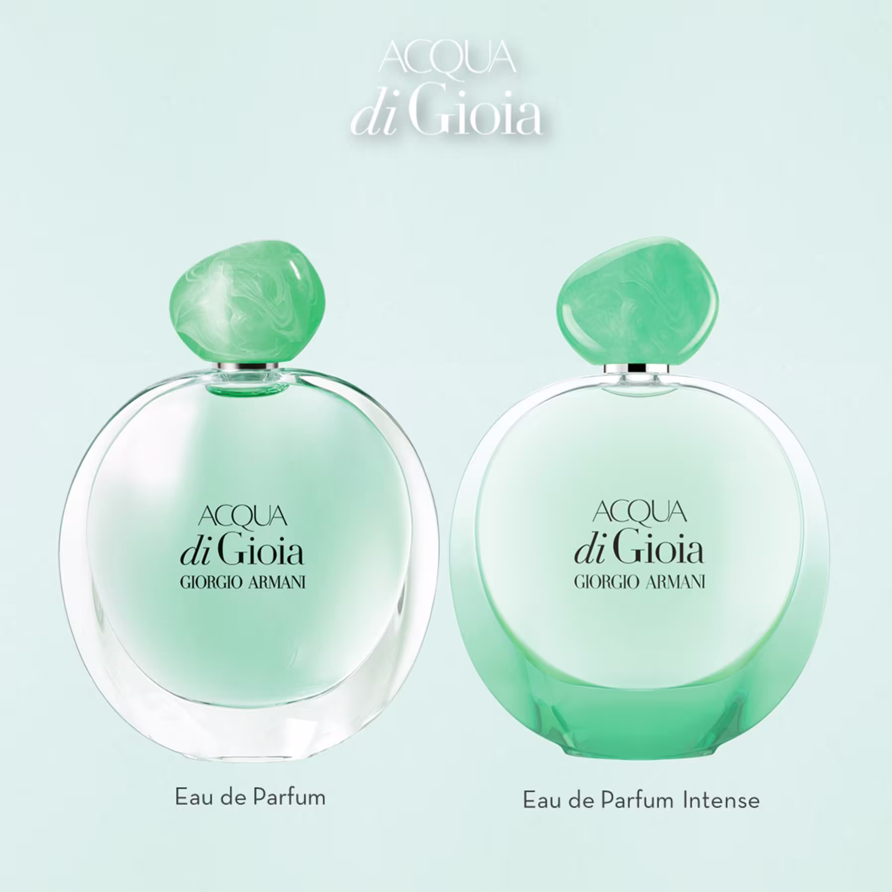 Existem duas versões do produto, um com a indicação "Eau de Parfum" e outro com "Eau de Parfum Intense". Ambos os frascos possuem um design similar, com um formato arredondado e uma tampa verde translúcida.