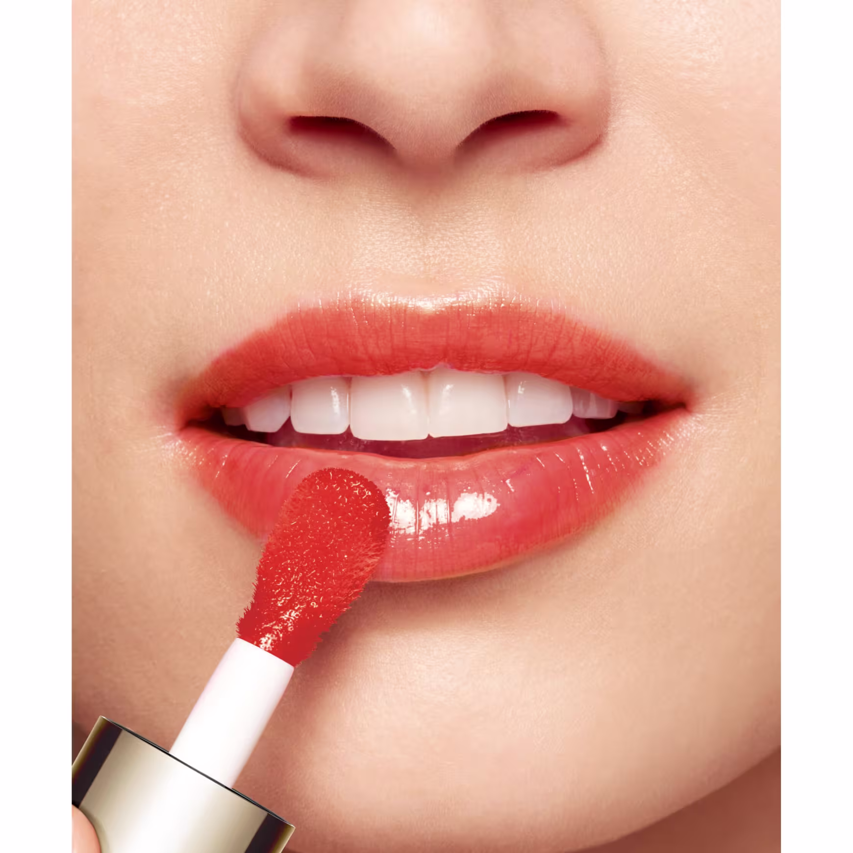 Modelo usando o Óleo Labial Clarins Lip Comfort Oil 05 Apricot 7ml.