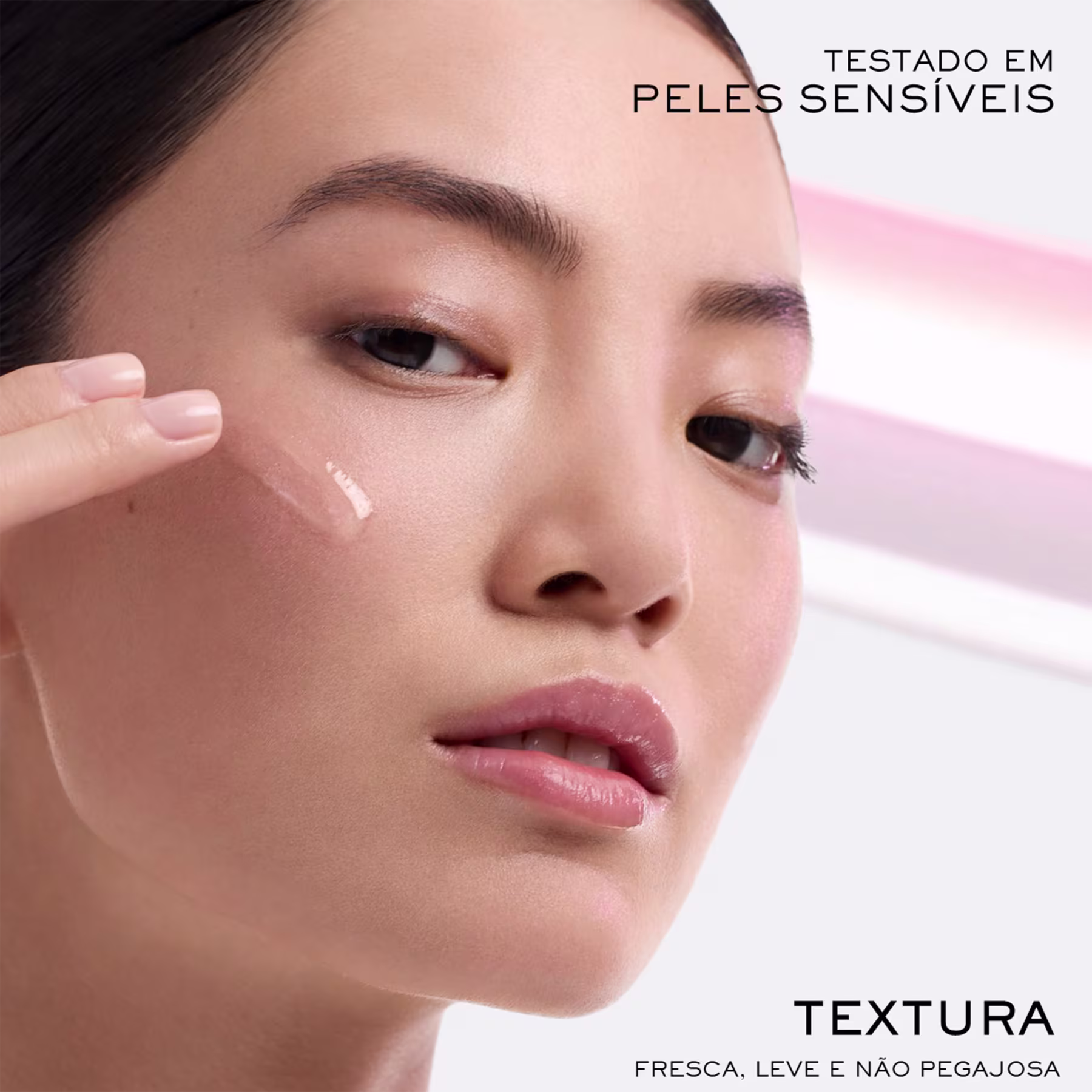 "Testado em peles sensíveis" e "Textura fresca, leve e não pegajosa". A imagem mostra o rosto de uma mulher com uma expressão séria, sugerindo a aplicação do produto.