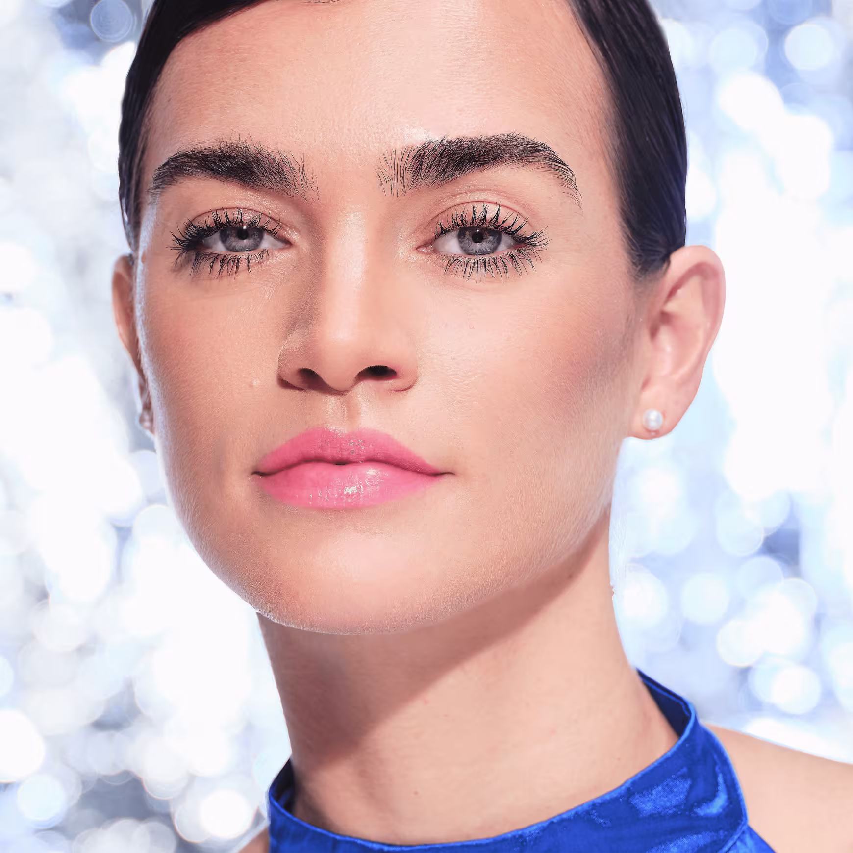 Modelo usando o Batom Balm Catrice Disney Pixar Procurando Dory 010 Turtle Tales 3g.