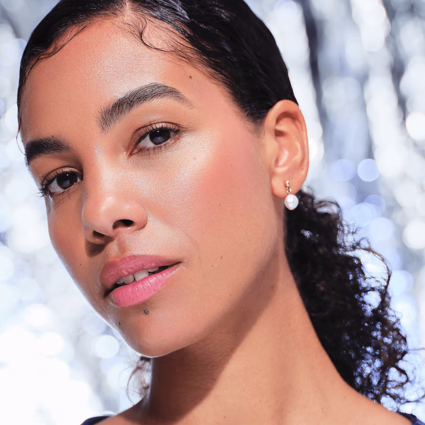 Modelo usando o Blush em Pó Solto Catrice Disney Pixar Procurando Dory 020 Coral Charm 5,5g.