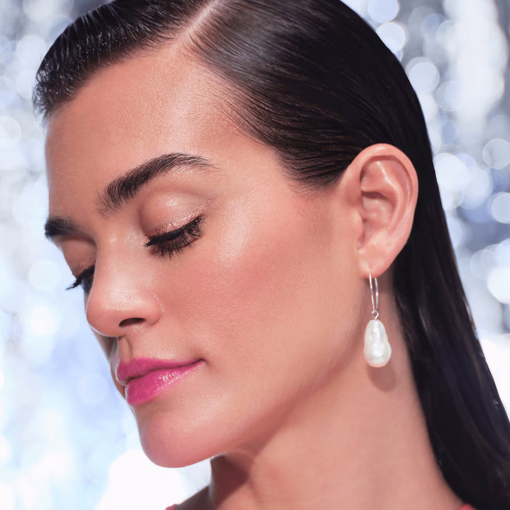 Modelo usando o Delineador Líquido Catrice Disney Pixar Procurando Dory Metálico 020 Seashell Sparkle 1,5ml.