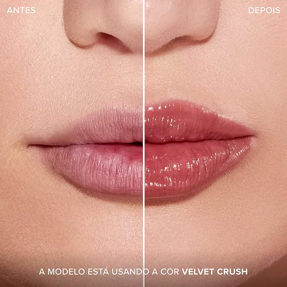 A imagem mostra antes e depois do uso do gloss labial, com foco nos lábios. Frase: A modelo está usando a cor Velvet Crush