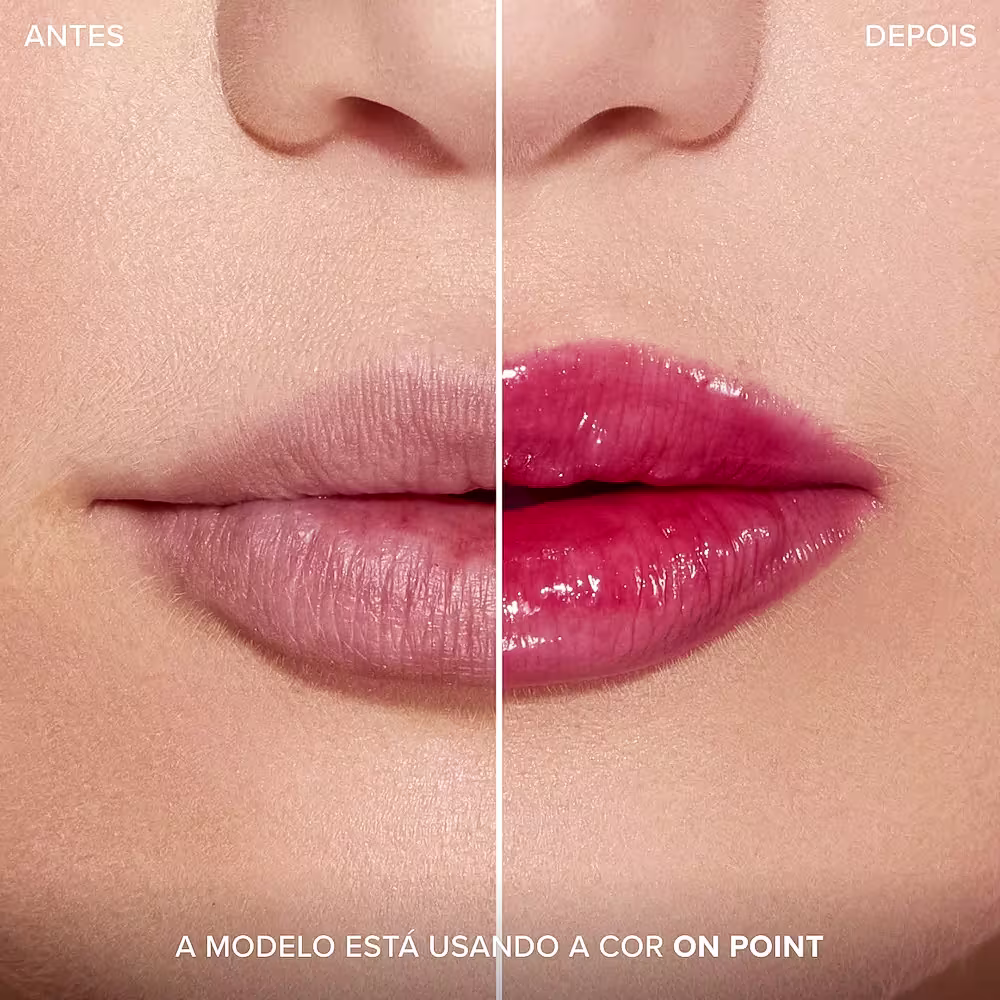 A imagem mostra antes e depois do uso do gloss labial, com foco nos lábios. Frase: A modelo está usando a cor On Point