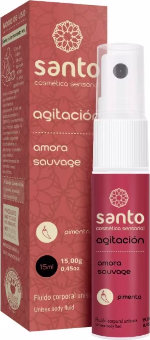 O produto é um fluido corporal unissex da linha "Agitación" da marca Santo Cosméticos. A embalagem consiste em um frasco plástico vermelho com tampa em spray branca e uma caixa externa na mesma cor.