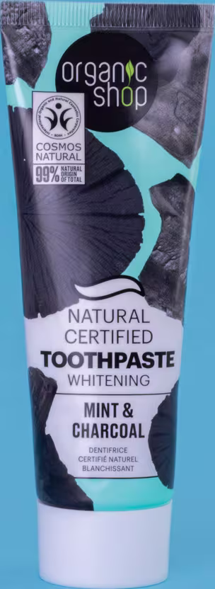 A imagem mostra a pasta de dente em embalagem plástica flexível com fundo branco e detalhes em tons cinza escuro.