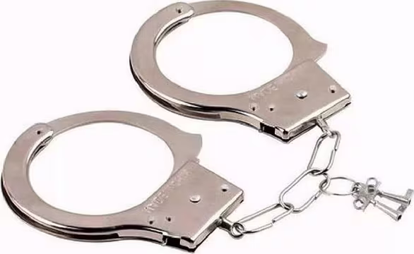 Algemas de metal prateadas, com design simples e funcional. Apresentam formato circular e mecanismo de abertura e fechamento. Acessório típico de produtos eróticos da marca Sexy Import.