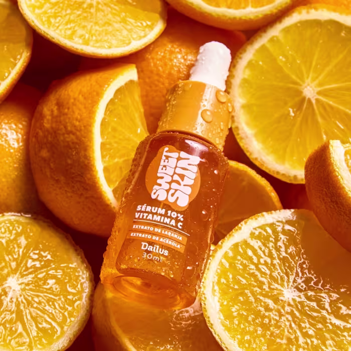 A imagem mostra o frasco em meio a laranjas cortadas.