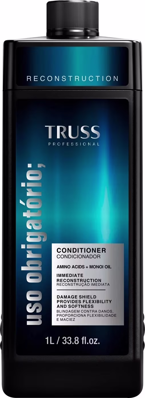 Frasco preto com rótulo azul da linha Uso Obrigatório da marca Truss Professional. O produto é um condicionador com ácidos de aminoácidos e óleo de monoí, indicado para reconstrução imediata dos fios.