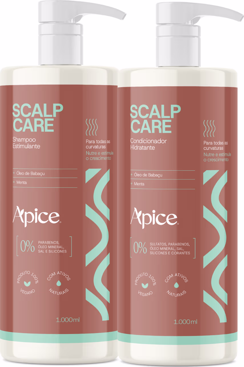 Dois frascos de 1 litro de shampoo e condicionador da linha Scalp Care da Apice Cosméticos, com embalagem branca e detalhes em tons de marrom e azul claro, indicando ingredientes naturais e livre de parabenos, silicones e corantes.