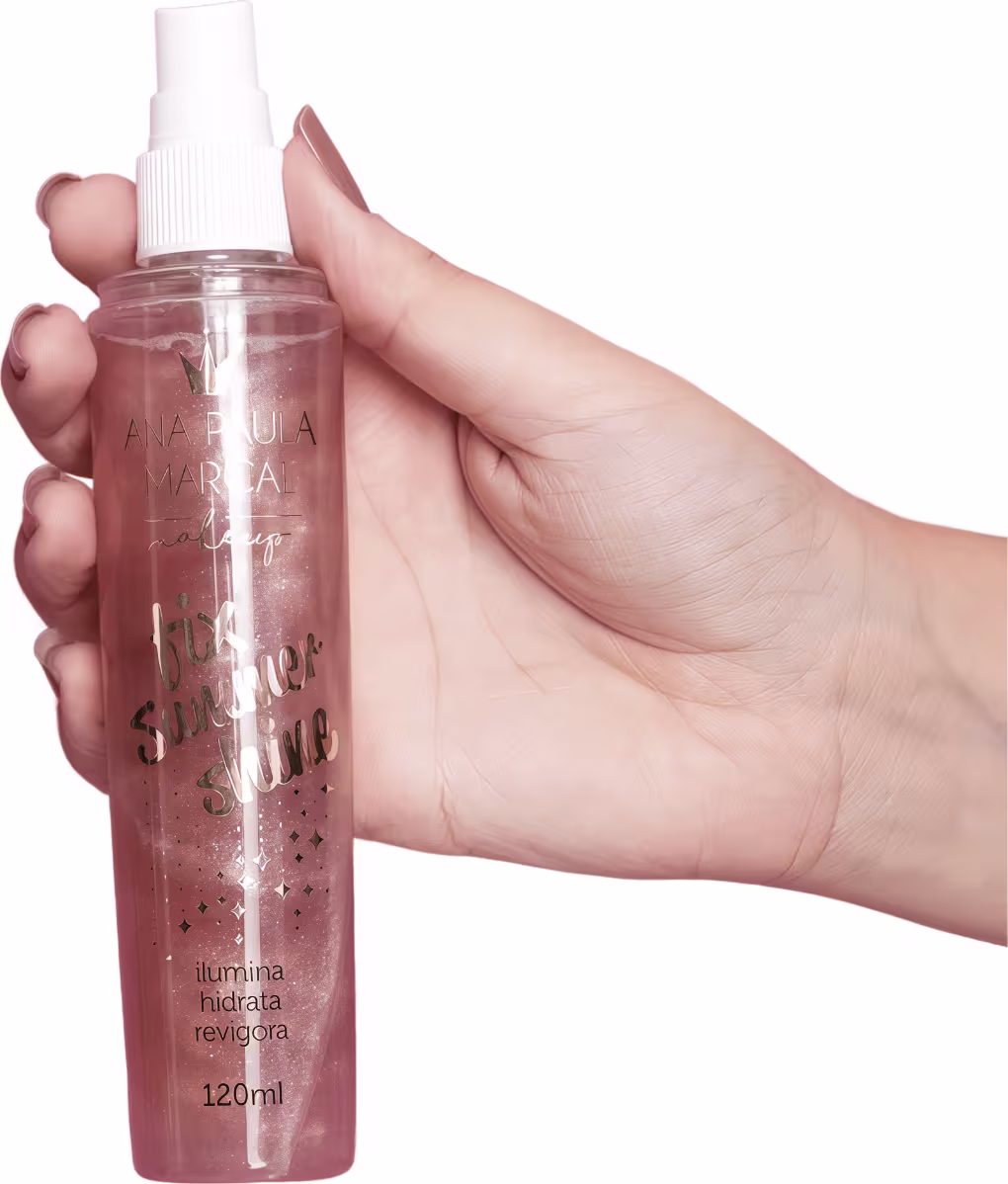 A imagem mostra uma mão segurando a Bruma Fixadora APMarcal Collection Fix Summer